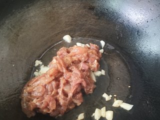 茭白炒肉,下腌制好的瘦肉