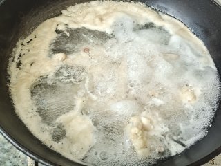 奥尔良烤翅（家庭版）,煮沸再多煮一两分钟，里面也煮熟，这样后面煎就快点