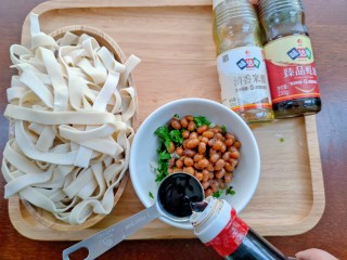 臘八豆拌面,香菜末，蔥花和臘八豆放入碗中，倒入味達美味極鮮醬油2勺