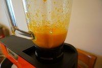 芒果酸奶布丁,芒果果肉放入果汁机中，打成芒果泥