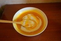 芒果酸奶布丁,芒果泥这个时候基本凉了，加入酸奶和柠檬汁，搅拌均匀