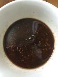 樱桃芝士派,黑巧克力与黄油切成小块，放入大碗隔水加热并搅拌（水温不要太高），直至完全融化。