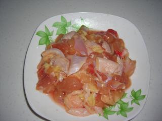 泡椒姜爆鸡,将鸡大腿去骨后，切成小丁，加盐、料酒、胡椒粉腌30分钟
