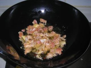 泡椒姜爆鸡,锅中将油烧7成热后，将鸡丁倒入炸5分钟左右，直到可以用筷子插入OK，捞起备用