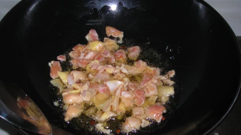 泡椒姜爆鸡,锅中将油烧7成热后，将鸡丁倒入炸5分钟左右，直到可以用筷子插入OK，捞起备用