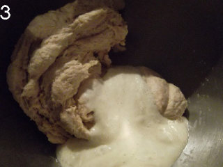 五谷丰登杂粮面包 ,粗略搅拌到水分被面粉吸收完后，加入天然酵母