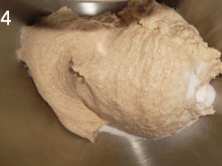 五谷丰登杂粮面包 ,低速搅拌均匀后，转中速搅拌约5分钟，到面团有光泽，有弹性