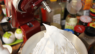 虎皮蛋糕,用立式搅拌器最大档，将蛋白打发，中间50g白糖（中间可加入几滴柠檬，加快打发且增加蛋白稳定性），大概3-4min就能将蛋白打发至硬性蛋白（提起搅拌棒时蛋白呈直立的倒三角尖尖）