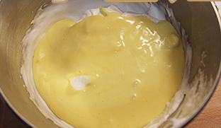 虎皮蛋糕,然后将蛋白蛋黄混合物再全部倒入剩下的2/3打发蛋白中，重复6中刮刀的动作直到混合均匀