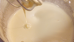 虎皮蛋糕,虎皮步骤：
糖粉加入蛋黄中，用电动搅拌器将蛋黄+糖粉打发至蓬松泛白，面糊落下有明显的痕迹即可