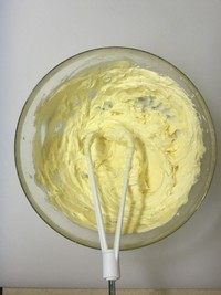可可杏仁冻曲奇,无盐黄油室温软化成膏状，加入糖粉用打蛋器打至体积膨发，颜色发白。