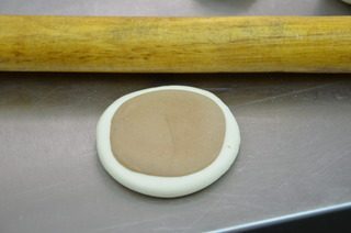 小刺猬包子,用擀面杖擀出一大一小两块圆皮，如图所示的压在一起