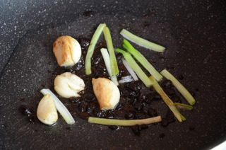 香菇焖鸡腿,炒锅中倒油，放入葱白，蒜和豆豉，小火炒出香味
