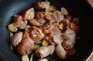 香菇焖鸡腿,腌制好的鸡腿沥干汁水，放入锅中翻炒
