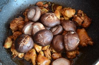 香菇焖鸡腿,放入香菇和干红辣椒碎翻炒均匀