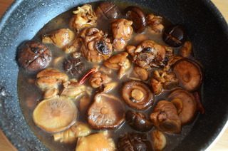 香菇焖鸡腿,加盐糖调味，淋入适量开水煮开后，小火煮15分钟