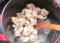 快手滑鸡煲,在砂锅或是铸铁锅里放入2大匙植物油（份量外）烧热，下入腌好的鸡块翻炒，大约5-8分钟，至鸡块肉收紧发白，部分鸡块的一面变黄。