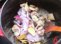 快手滑鸡煲,下入洋葱、姜、蒜、豆豉翻炒均匀。