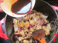 快手滑鸡煲,把调味汁材料用筷子再搅拌一下倒入锅中翻匀。
