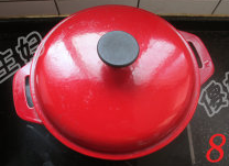 快手滑鸡煲,盖上锅盖中小火焖5-8分钟。