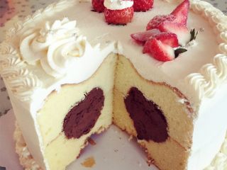 爱心夹心蛋糕,切开就可以看到一个爱心啦