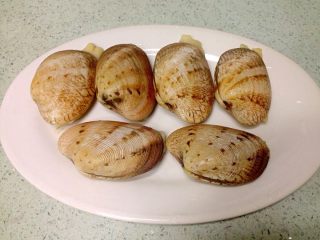 蒜蓉粉丝鲍鱼蚬,鲍鱼蚬用清水养几个小时，再用刷子刷干净外壳。