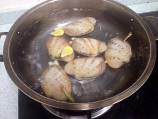 蒜蓉粉丝鲍鱼蚬,锅里倒入适量清水，放几片生姜，烧开后放入鲍鱼蚬，一直大火煮。