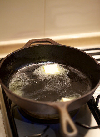 黄油土豆块,预热锅子至中高温，放入黄油至铺满锅底