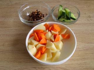 铁板照烧鸡腿,土豆胡萝卜切滚刀块，黄瓜切菱形块，香菇泡软切丁