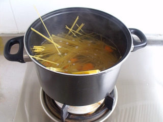 铁板照烧鸡腿,锅里烧开水，把意面和土豆胡萝卜一起煮8分钟,捞出备用