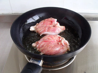 铁板照烧鸡腿,锅里放油，把鸡腿肉煎两面金黄，六成熟