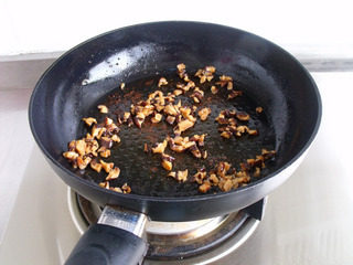 铁板照烧鸡腿,锅底沾的油炒香菇碎