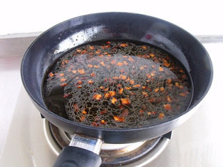 铁板照烧鸡腿,香菇炒出香味后兑入调好的料汁和高汤煮开