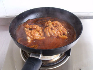 铁板照烧鸡腿,大火收汁。不要完全收干，汤汁粘稠即可