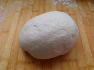 豆渣馒头,酵母用温水融化，加入豆渣，面粉，一起揉成光滑的面团