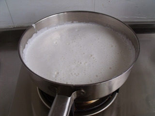 白粥,打好的汁过滤，倒入锅中中小火煮，要搅拌一下防止糊