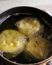 黃金炸藕盒,直接入油锅中深炸,面衣固定并金黄上色即可,取出放在漏油网上约3分钟
