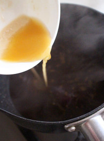 黃金炸藕盒,入小锅中,中小火煮滚后加入150cc清水,
  再次滚开后均匀淋入芡汁,迅速混合均匀后即熄火