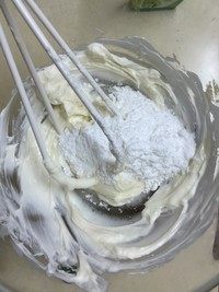 无花果塔,制作奶酪塔馅：软化好的奶油奶酪稍微搅打后放入糖粉，拌匀。