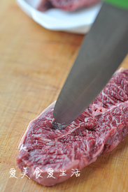 美味嫩煎澳洲牛排,用锋利的刀尖在牛排表面一下下刺下去，注意不要穿透底部。
