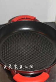 美味嫩煎澳洲牛排,厚的平底锅（如果有专门用来煎牛排的那种锅子更好）大火空锅预热。