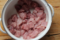 樱桃肉 ,切好的猪肉快放碗里，加入盐和料酒腌制一会