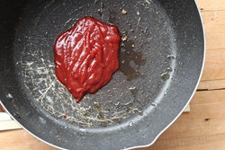 樱桃肉 ,炸好油倒出，锅底留薄薄一层，加入番茄酱煸炒