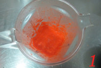 胡萝卜葱面包,<a style='color:red;display:inline-block;' href='/shicai/ 25'>胡萝卜</a>切小块和清水一起在料理机里打成泥状。