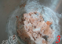 胡萝卜葱面包,面粉、奶粉、干酵母、糖、盐一起混匀，加入蛋液、蜂蜜，胡萝卜泥取175克放入，用筷子搅拌成絮状。
