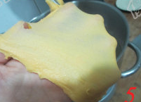 胡萝卜葱面包,揉面至完全阶段，可以拉出手套膜时停止揉面，把面团放入盆子里，盖上保鲜膜，在35度左右的环境中进行一次发酵。