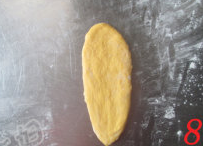 胡萝卜葱面包,取一个面团，擀成长椭圆形。