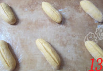 胡萝卜葱面包,把所有面团都整理成纺锤形排在烤盘上，用利刀竖着从中间割一道浅口，盖上保鲜膜进行二次发酵。