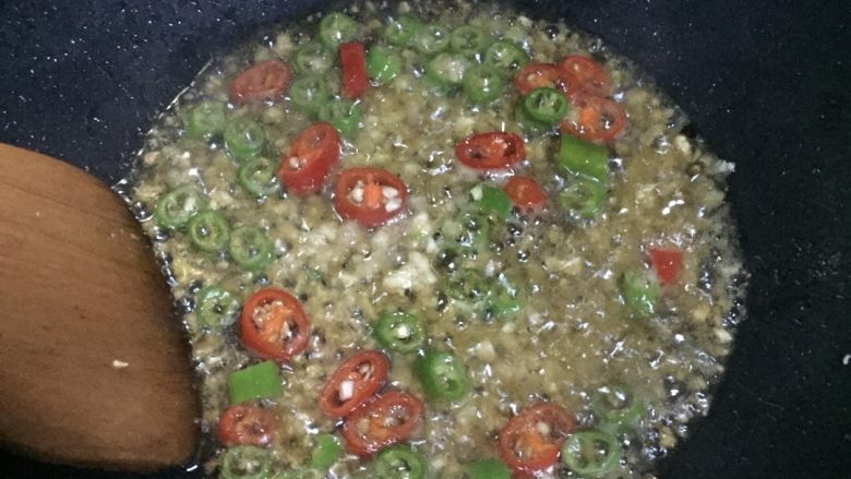 香辣豆豉鲫鱼,用锅里煎鱼留下来的油，把辣椒、姜末、蒜末、葱末爆出香味