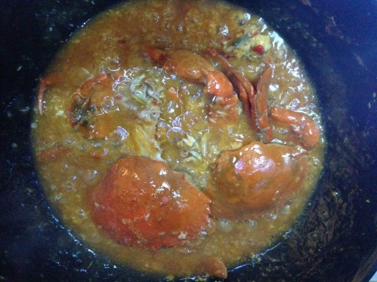新加坡辣椒螃蟹,放入螃蟹，熬制约10〜15分钟。